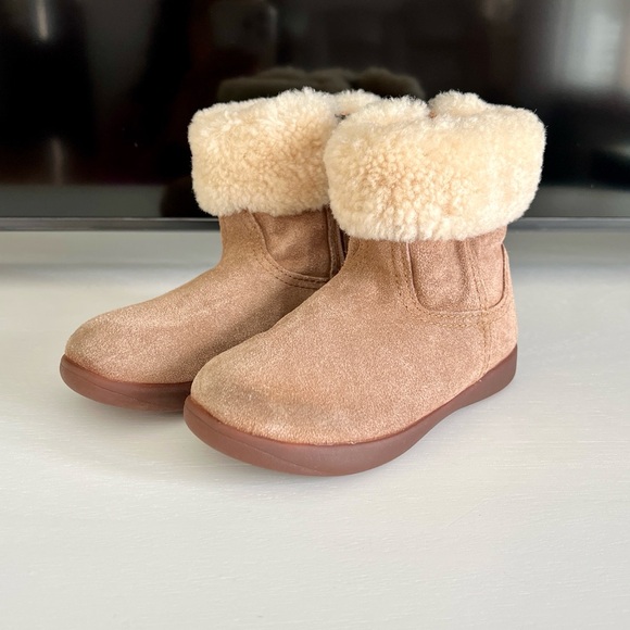 UGG Other - Ugg girls boots size 9c
